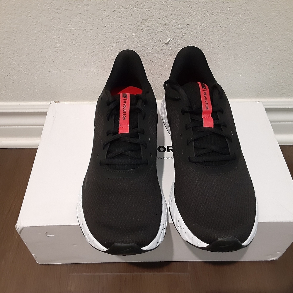 Nike - Picture 3 of 6